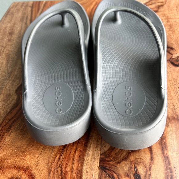 OOfos flip flops, size 8 (EU 39) - Picture 3 of 8